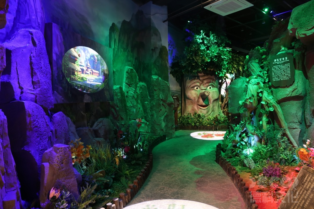 在科技展廳設(shè)計中，如何運用數(shù)字化展示和信息交流技術(shù)？