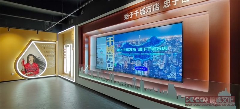 如何利用展覽廳設(shè)計來展示傳統(tǒng)工藝和手工藝品的創(chuàng)新和發(fā)展？